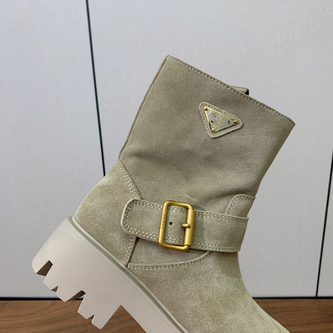 【Prad*】三角金属标短靴。涂珐琅三角形金属徽标装饰彰显品牌格调。惯用于精美鞋履的复古亮面皮革，打造别