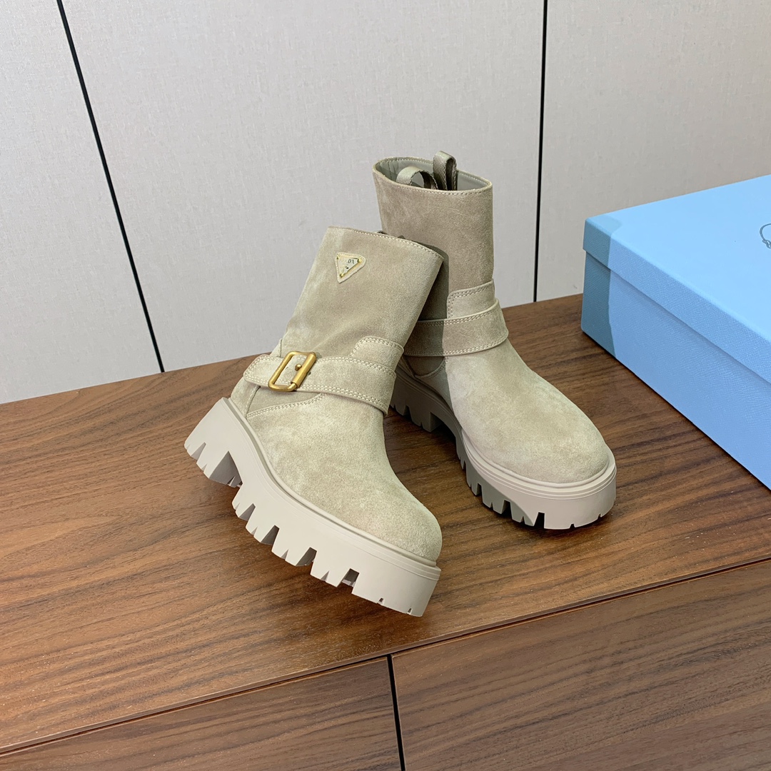 【Prad*】三角金属标短靴。涂珐琅三角形金属徽标装饰彰显品牌格调。惯用于精美鞋履的复古亮面皮革，打造别