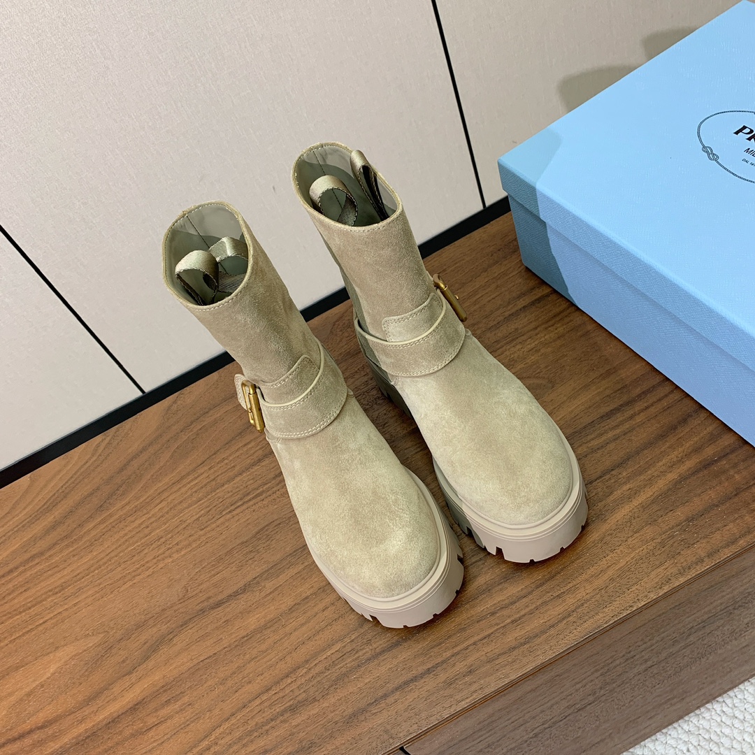 【Prad*】三角金属标短靴。涂珐琅三角形金属徽标装饰彰显品牌格调。惯用于精美鞋履的复古亮面皮革，打造别