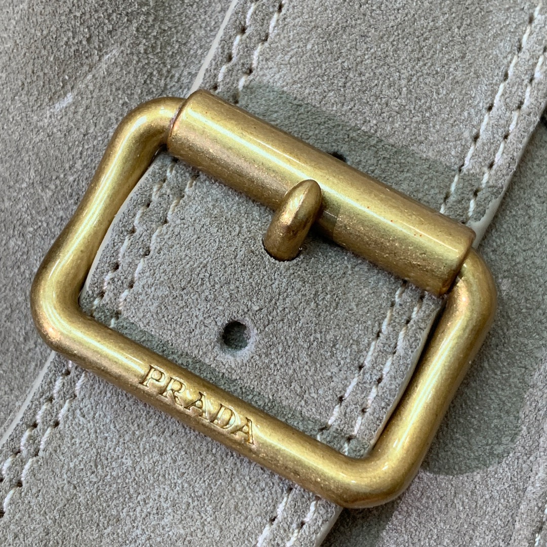 【Prad*】三角金属标短靴。涂珐琅三角形金属徽标装饰彰显品牌格调。惯用于精美鞋履的复古亮面皮革，打造别