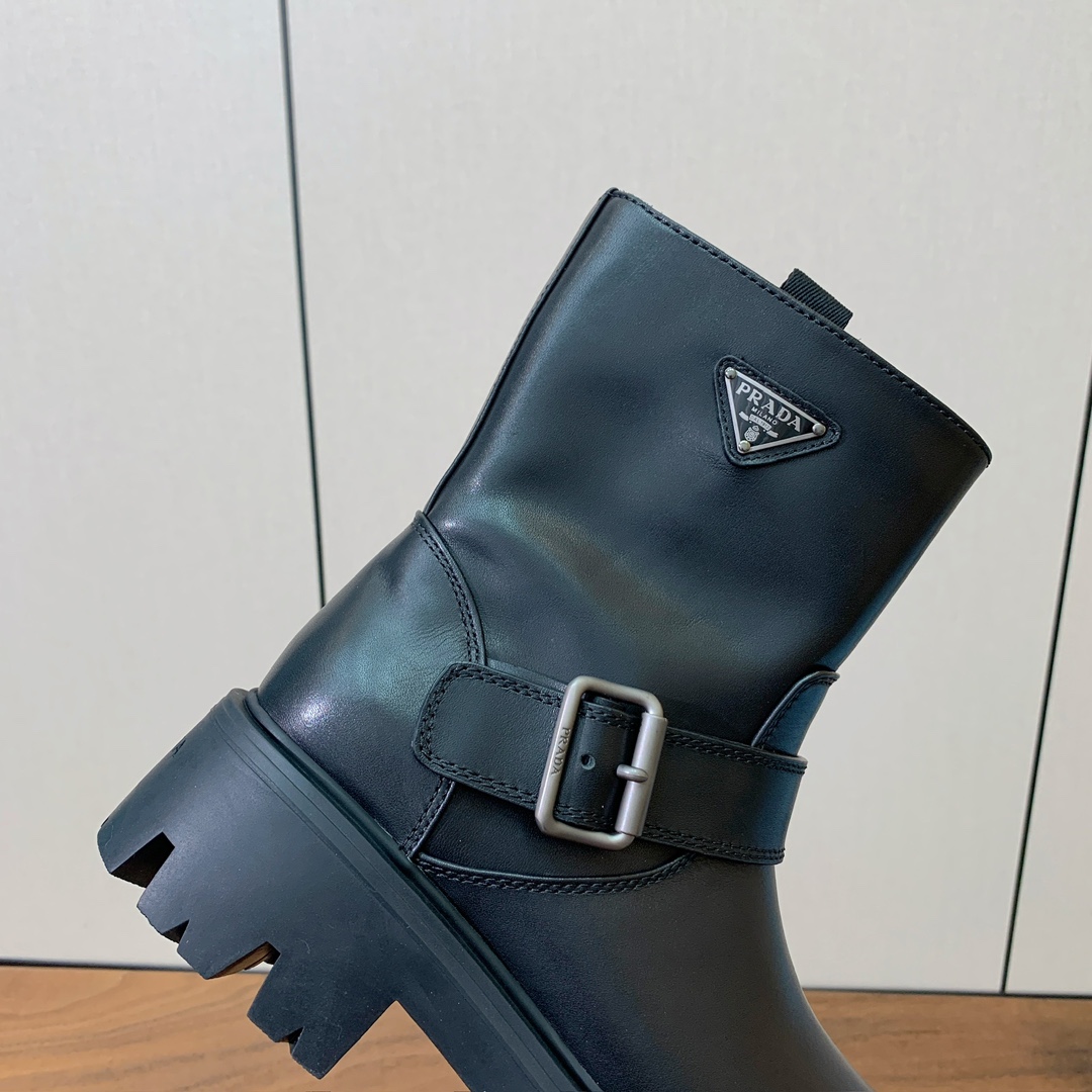 【Prad*】三角金属标短靴。涂珐琅三角形金属徽标装饰彰显品牌格调。惯用于精美鞋履的复古亮面皮革，打造别