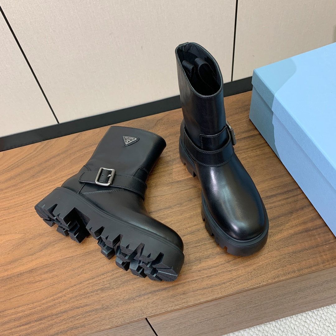 【Prad*】三角金属标短靴。涂珐琅三角形金属徽标装饰彰显品牌格调。惯用于精美鞋履的复古亮面皮革，打造别