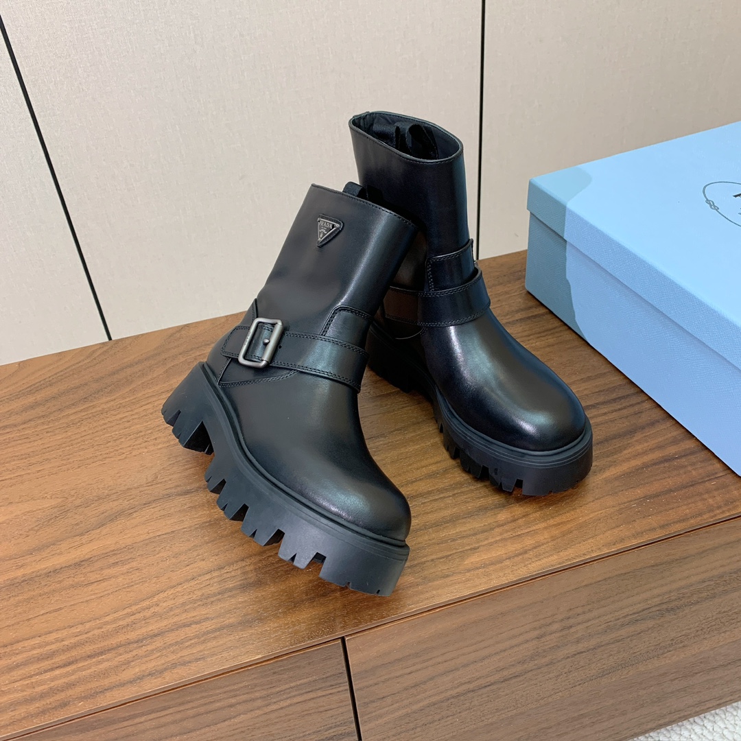 【Prad*】三角金属标短靴。涂珐琅三角形金属徽标装饰彰显品牌格调。惯用于精美鞋履的复古亮面皮革，打造别