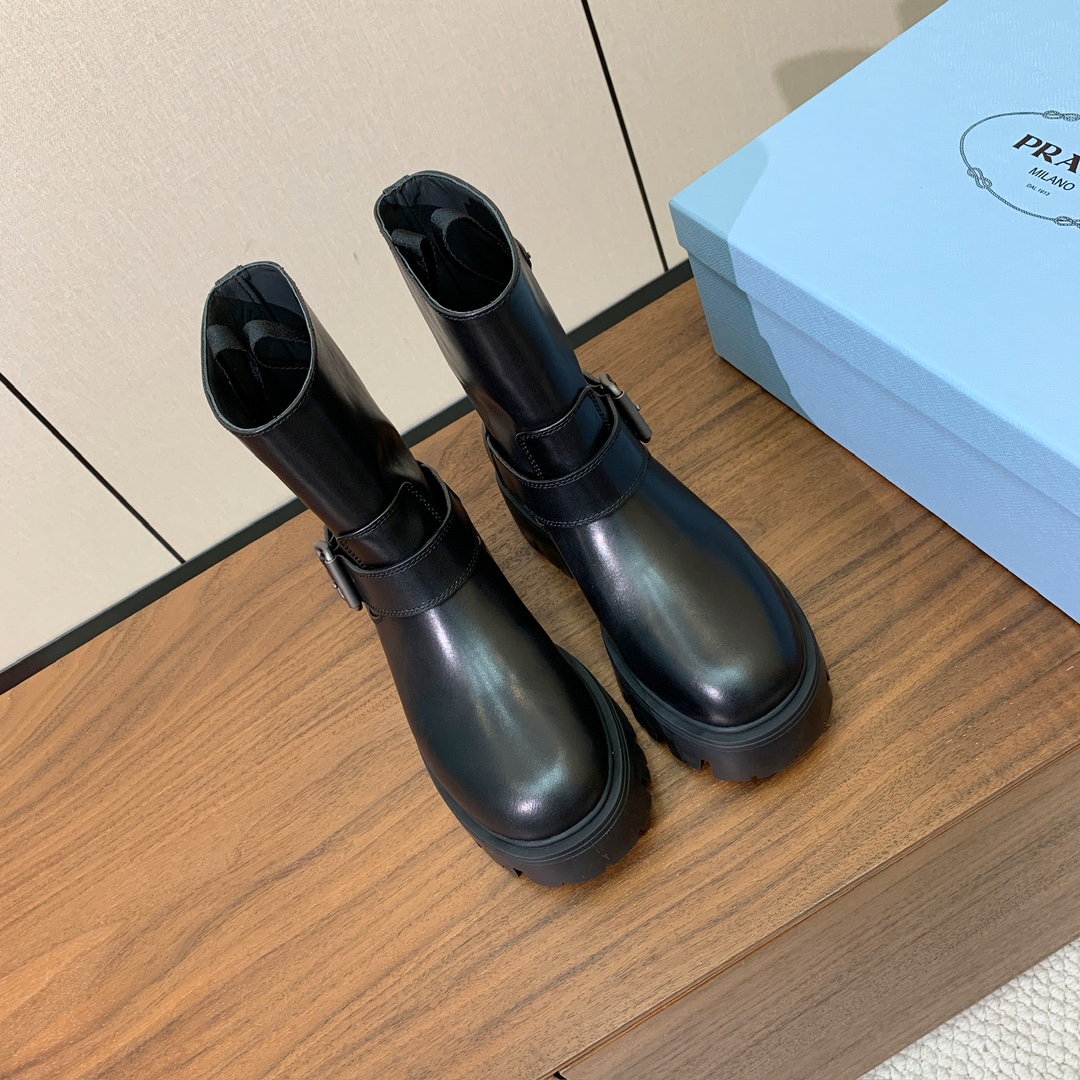 【Prad*】三角金属标短靴。涂珐琅三角形金属徽标装饰彰显品牌格调。惯用于精美鞋履的复古亮面皮革，打造别