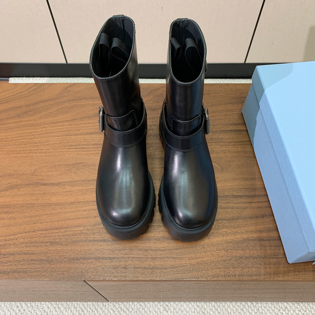 【Prad*】三角金属标短靴。涂珐琅三角形金属徽标装饰彰显品牌格调。惯用于精美鞋履的复古亮面皮革，打造别