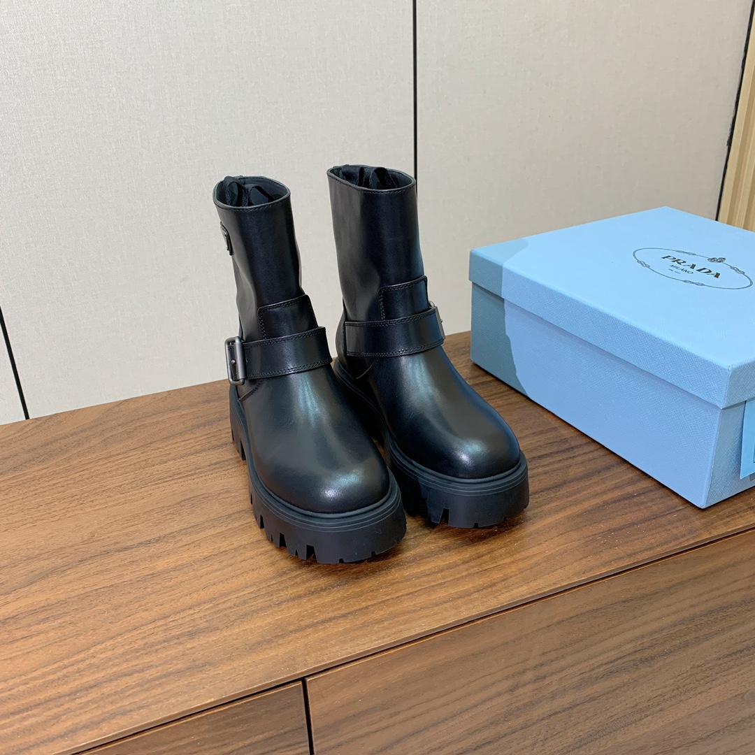 【Prad*】三角金属标短靴。涂珐琅三角形金属徽标装饰彰显品牌格调。惯用于精美鞋履的复古亮面皮革，打造别