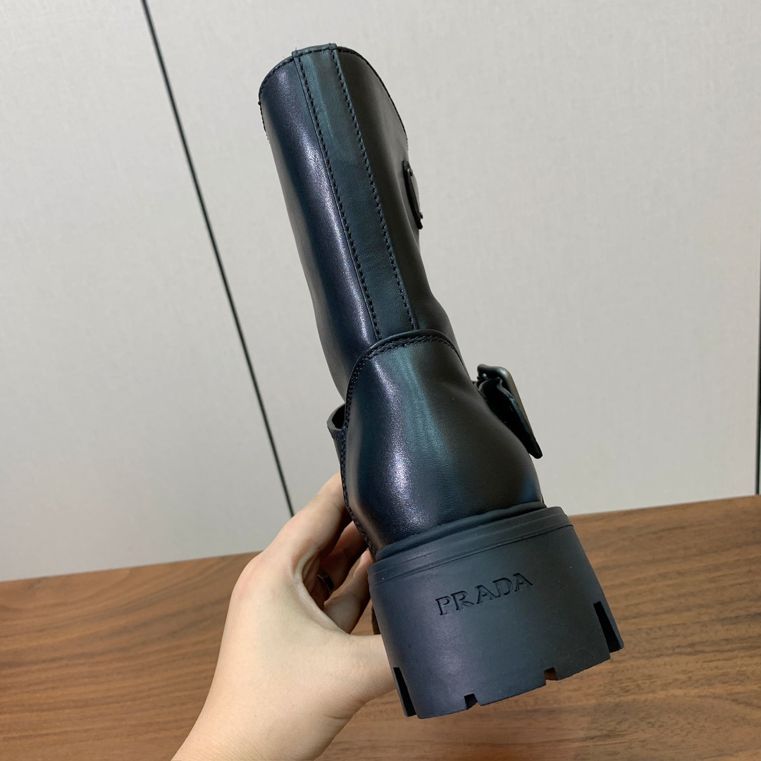 【Prad*】三角金属标短靴。涂珐琅三角形金属徽标装饰彰显品牌格调。惯用于精美鞋履的复古亮面皮革，打造别