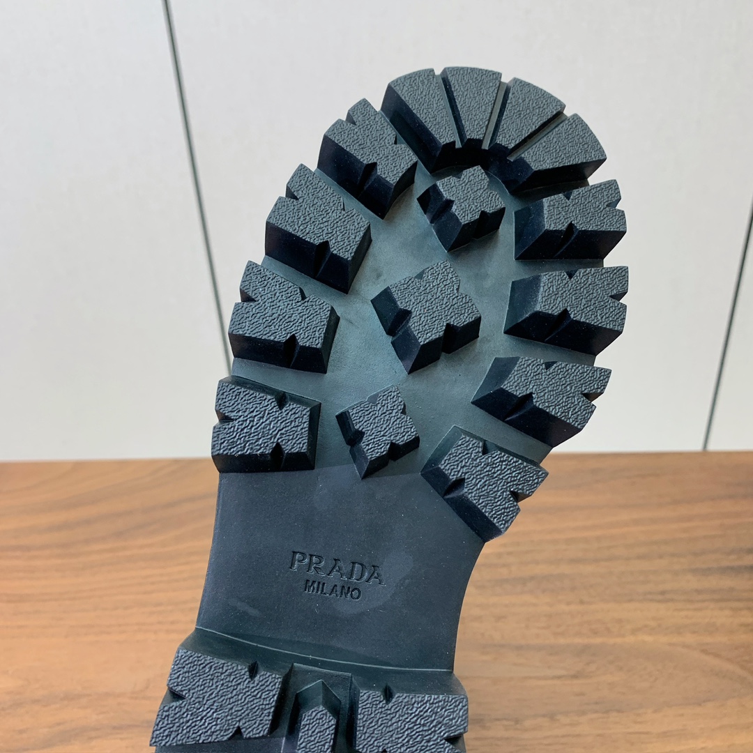 【Prad*】三角金属标短靴。涂珐琅三角形金属徽标装饰彰显品牌格调。惯用于精美鞋履的复古亮面皮革，打造别