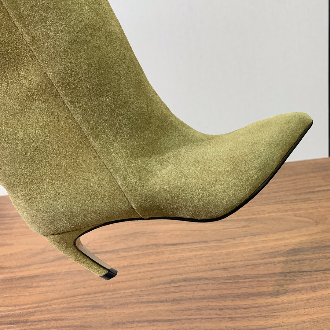 【The Attico】新品长靴。视觉盛宴、性感自由气质。面料牛皮、牛京。羊皮内里。真皮大底。跟高6.5