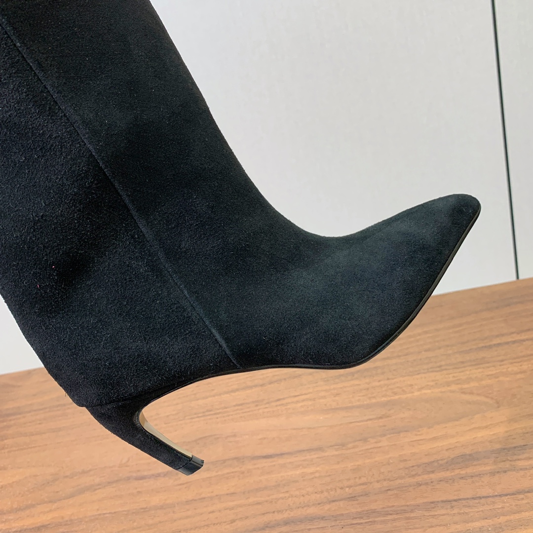 【The Attico】新品长靴。视觉盛宴、性感自由气质。面料牛皮、牛京。羊皮内里。真皮大底。跟高6.5