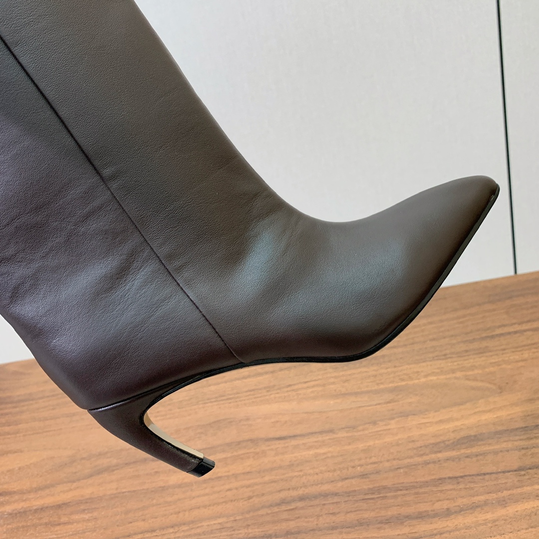 【The Attico】新品长靴。视觉盛宴、性感自由气质。面料牛皮、牛京。羊皮内里。真皮大底。跟高6.5