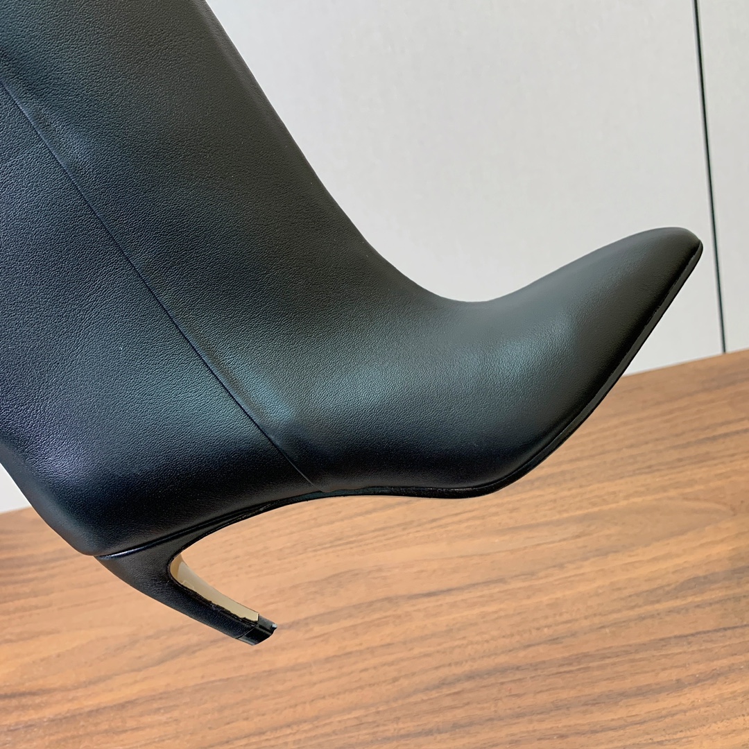 【The Attico】新品长靴。视觉盛宴、性感自由气质。面料牛皮、牛京。羊皮内里。真皮大底。跟高6.5