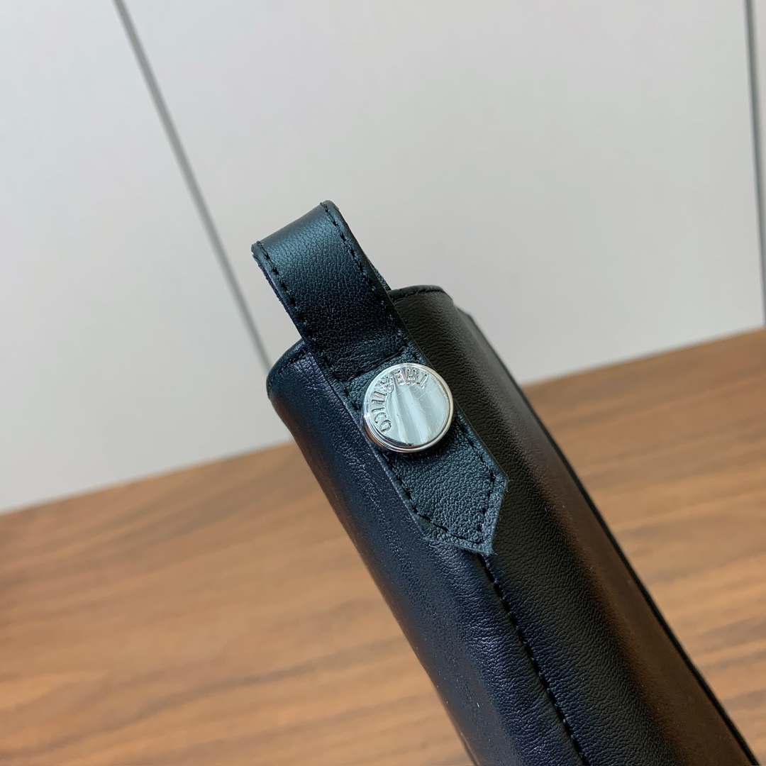 【The Attico】新品长靴。视觉盛宴、性感自由气质。面料牛皮、牛京。羊皮内里。真皮大底。跟高6.5