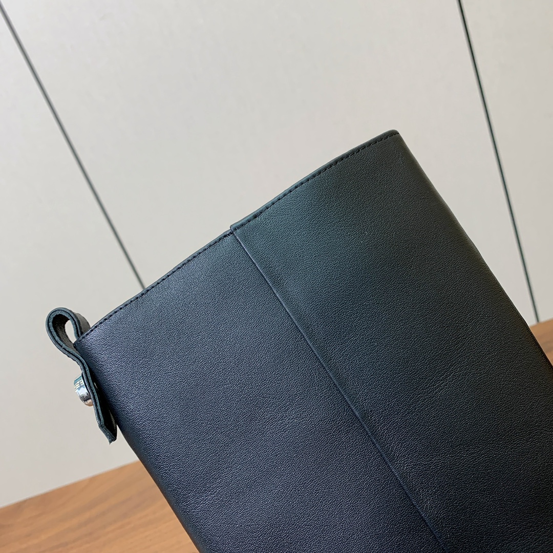 【The Attico】新品长靴。视觉盛宴、性感自由气质。面料牛皮、牛京。羊皮内里。真皮大底。跟高6.5