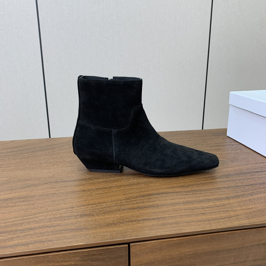 【KHAITE】短靴。优雅风格、创造不一样的感觉，简约气质款。鞋面牛京、牛皮。羊皮内里，真皮大底。跟高3