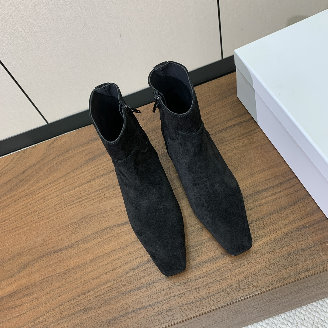 【KHAITE】短靴。优雅风格、创造不一样的感觉，简约气质款。鞋面牛京、牛皮。羊皮内里，真皮大底。跟高3