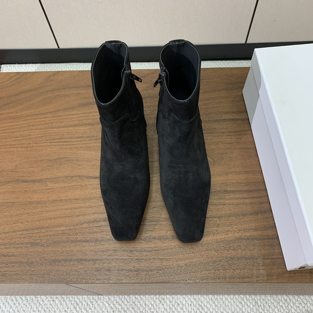 【KHAITE】短靴。优雅风格、创造不一样的感觉，简约气质款。鞋面牛京、牛皮。羊皮内里，真皮大底。跟高3