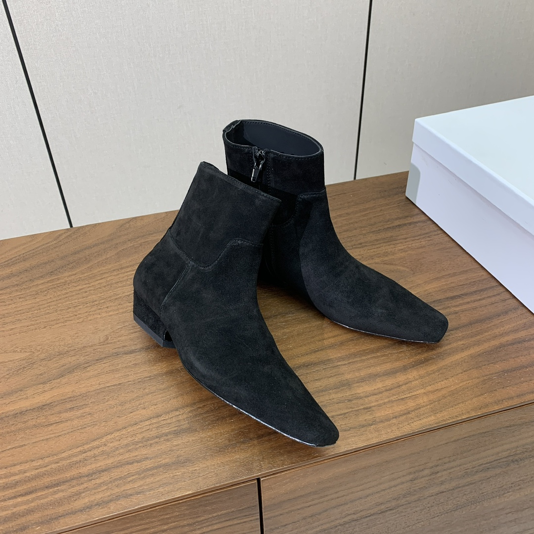 【KHAITE】短靴。优雅风格、创造不一样的感觉，简约气质款。鞋面牛京、牛皮。羊皮内里，真皮大底。跟高3