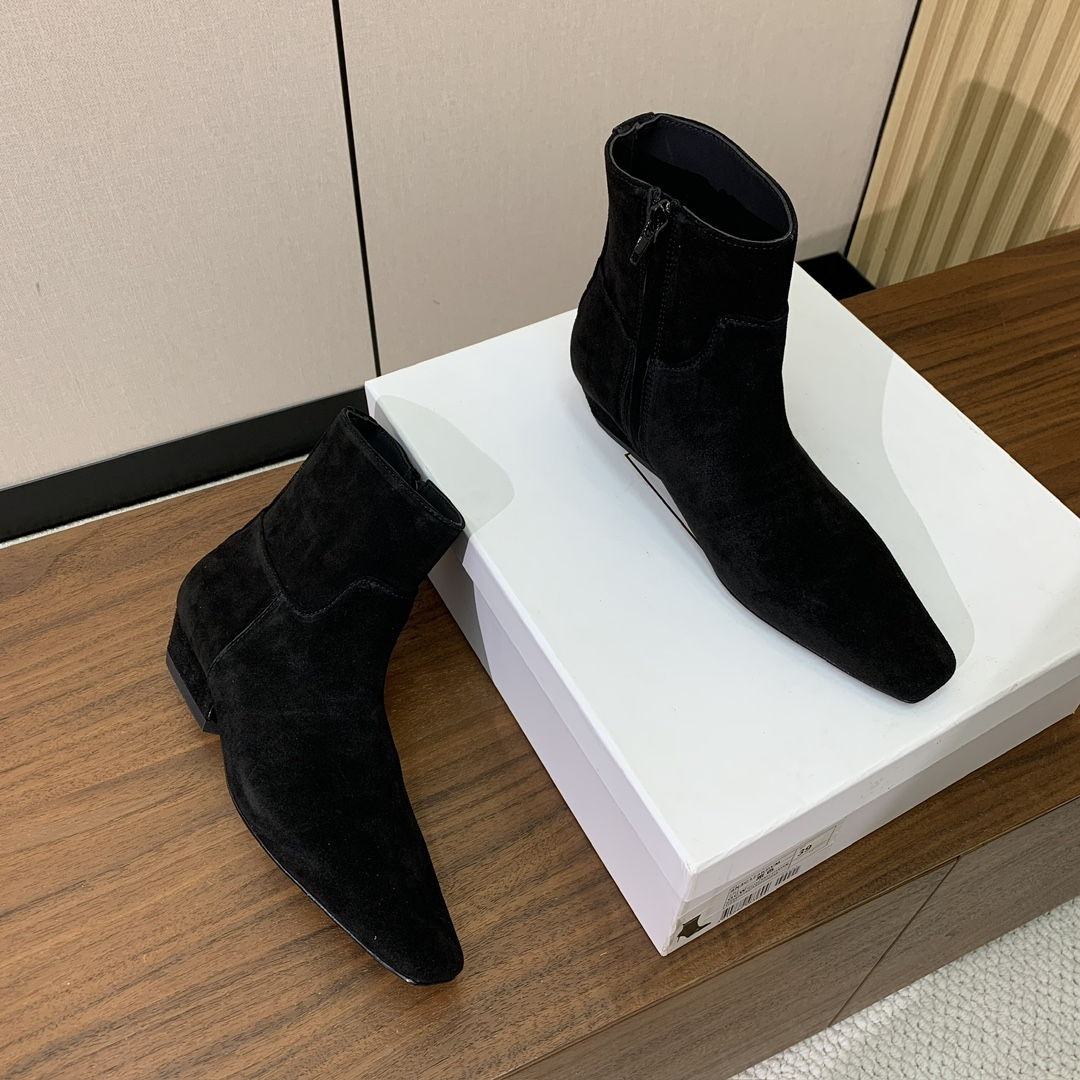 【KHAITE】短靴。优雅风格、创造不一样的感觉，简约气质款。鞋面牛京、牛皮。羊皮内里，真皮大底。跟高3