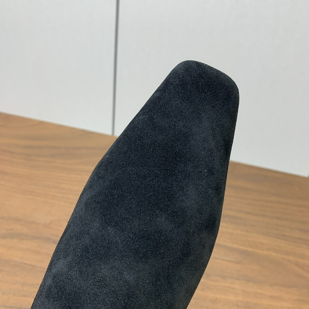 【KHAITE】短靴。优雅风格、创造不一样的感觉，简约气质款。鞋面牛京、牛皮。羊皮内里，真皮大底。跟高3