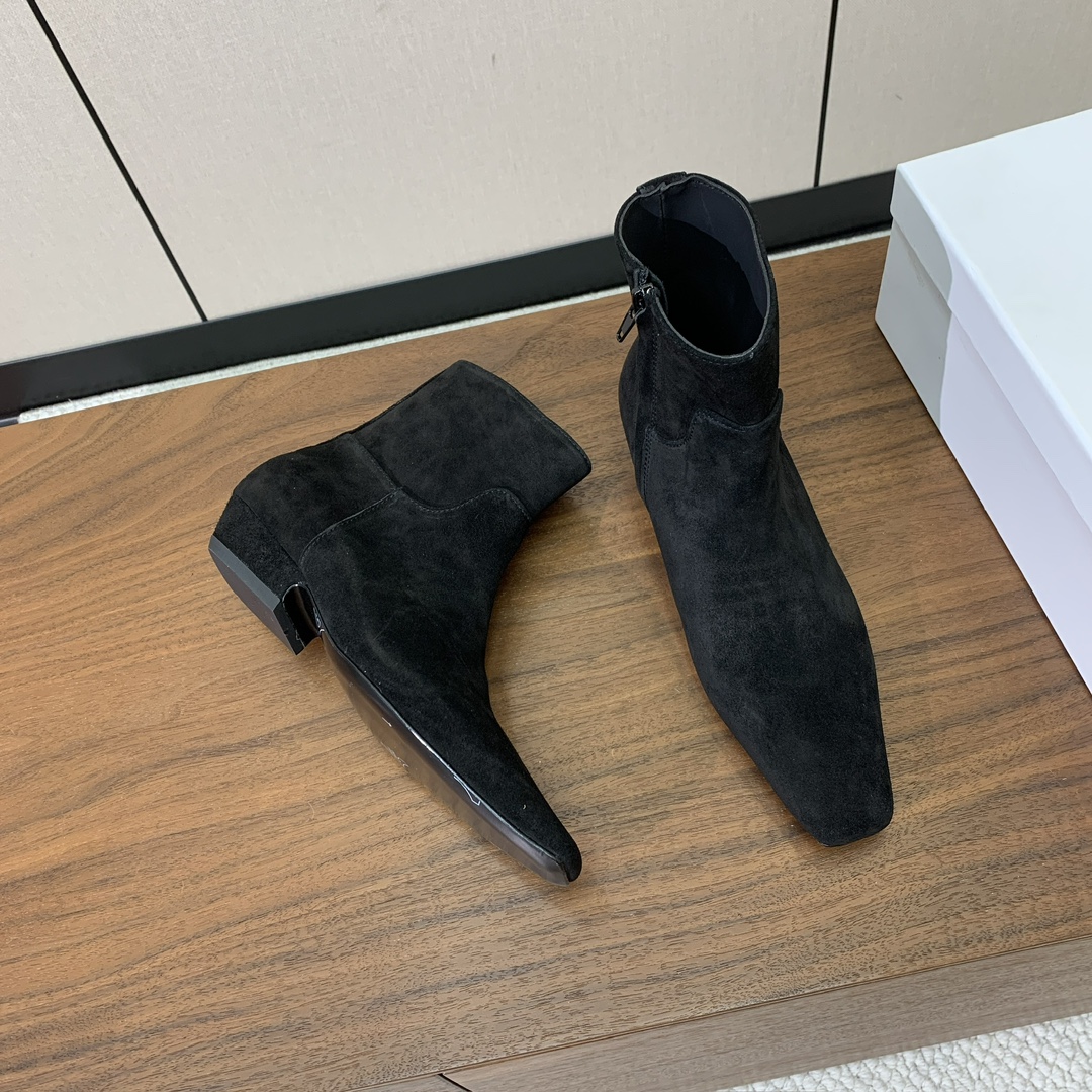 【KHAITE】短靴。优雅风格、创造不一样的感觉，简约气质款。鞋面牛京、牛皮。羊皮内里，真皮大底。跟高3