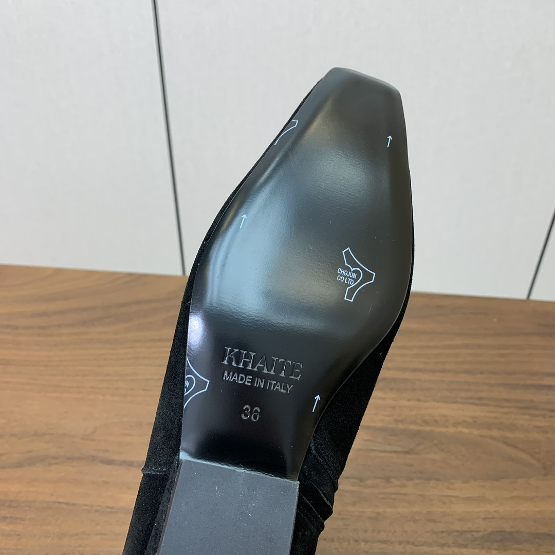 【KHAITE】短靴。优雅风格、创造不一样的感觉，简约气质款。鞋面牛京、牛皮。羊皮内里，真皮大底。跟高3