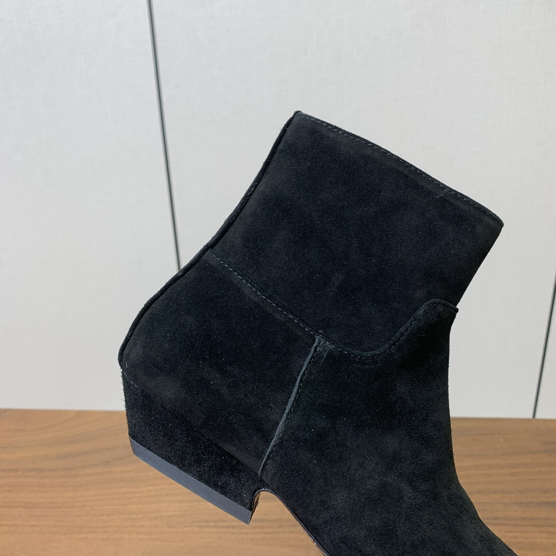 【KHAITE】短靴。优雅风格、创造不一样的感觉，简约气质款。鞋面牛京、牛皮。羊皮内里，真皮大底。跟高3