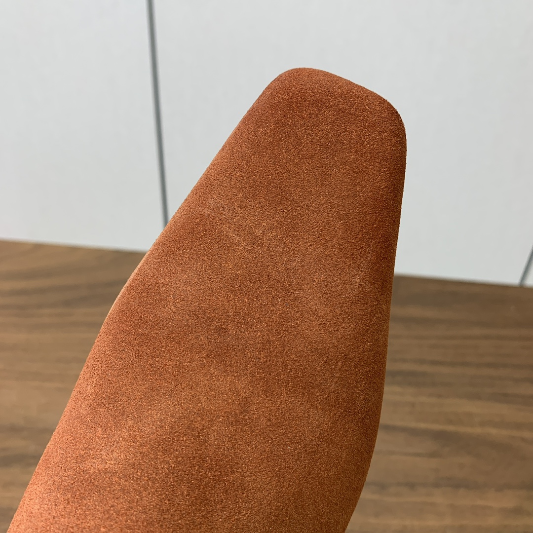 【KHAITE】短靴。优雅风格、创造不一样的感觉，简约气质款。鞋面牛京、牛皮。羊皮内里，真皮大底。跟高3