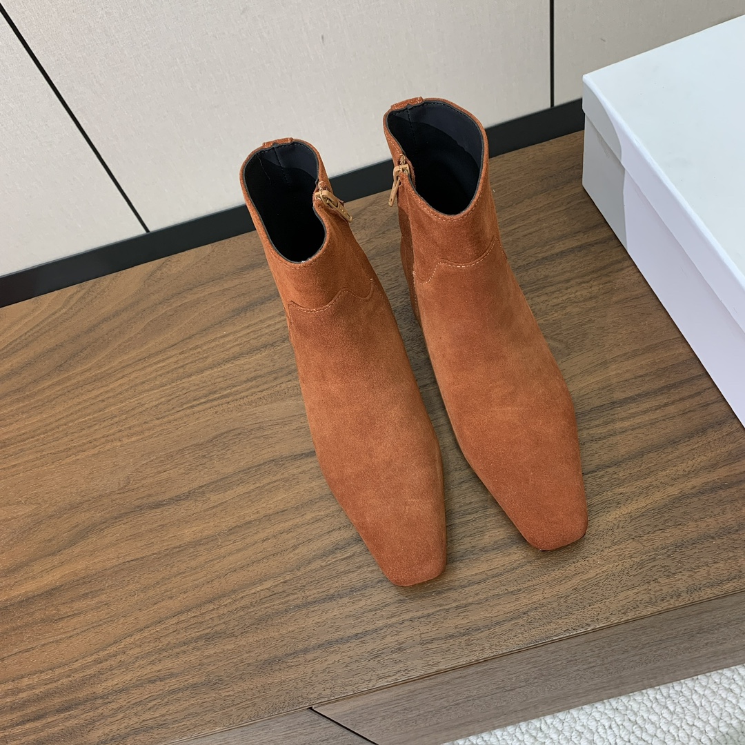 【KHAITE】短靴。优雅风格、创造不一样的感觉，简约气质款。鞋面牛京、牛皮。羊皮内里，真皮大底。跟高3