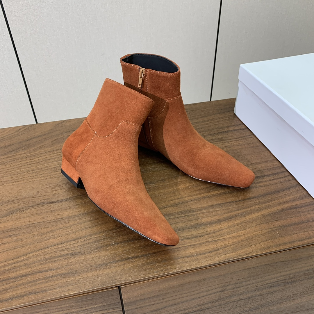 【KHAITE】短靴。优雅风格、创造不一样的感觉，简约气质款。鞋面牛京、牛皮。羊皮内里，真皮大底。跟高3