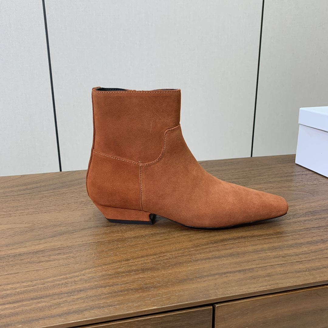 【KHAITE】短靴。优雅风格、创造不一样的感觉，简约气质款。鞋面牛京、牛皮。羊皮内里，真皮大底。跟高3