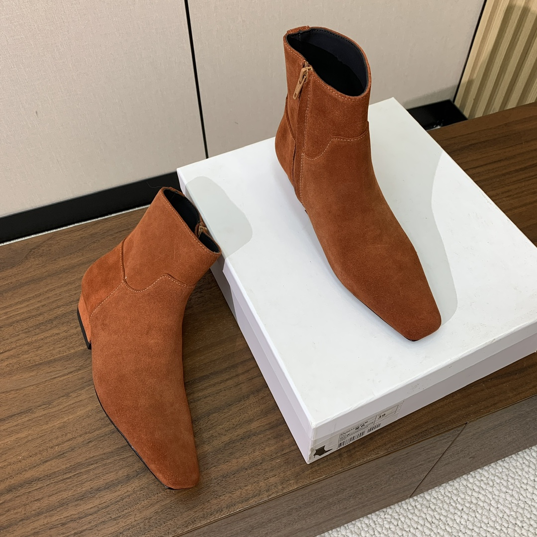 【KHAITE】短靴。优雅风格、创造不一样的感觉，简约气质款。鞋面牛京、牛皮。羊皮内里，真皮大底。跟高3