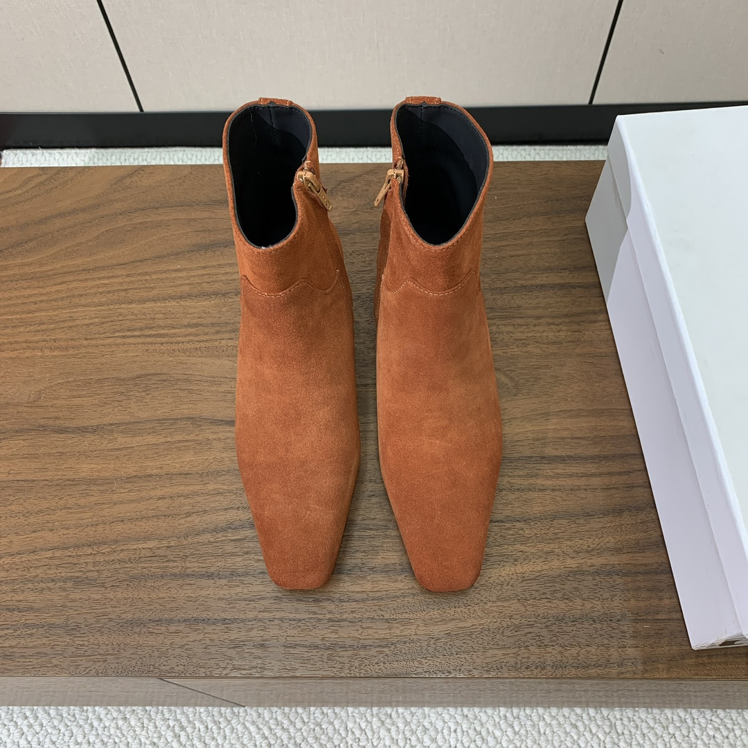 【KHAITE】短靴。优雅风格、创造不一样的感觉，简约气质款。鞋面牛京、牛皮。羊皮内里，真皮大底。跟高3