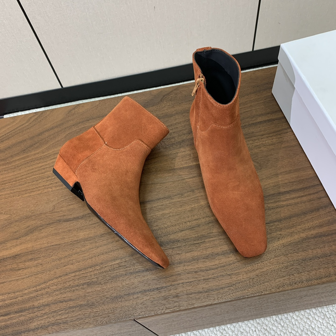 【KHAITE】短靴。优雅风格、创造不一样的感觉，简约气质款。鞋面牛京、牛皮。羊皮内里，真皮大底。跟高3