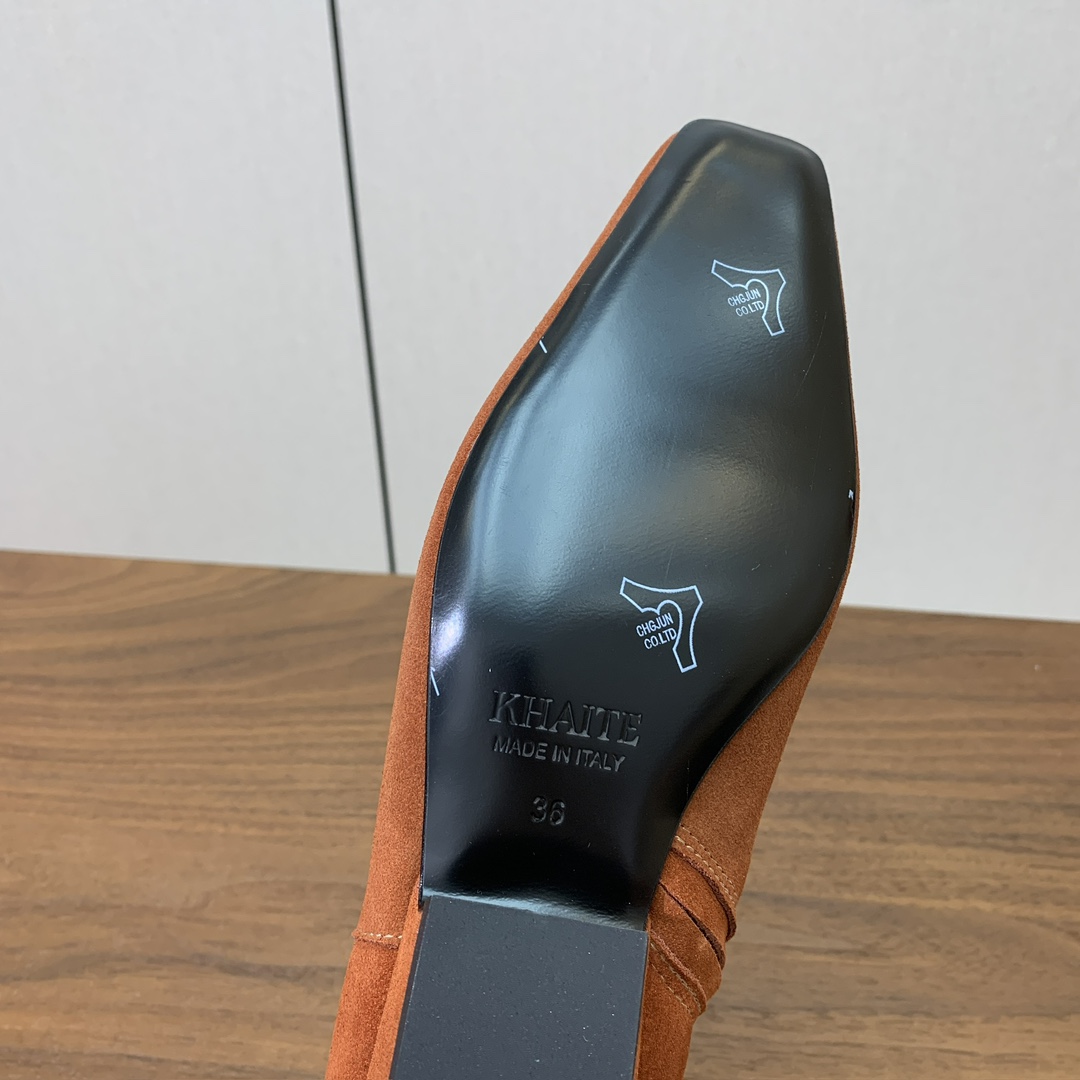 【KHAITE】短靴。优雅风格、创造不一样的感觉，简约气质款。鞋面牛京、牛皮。羊皮内里，真皮大底。跟高3