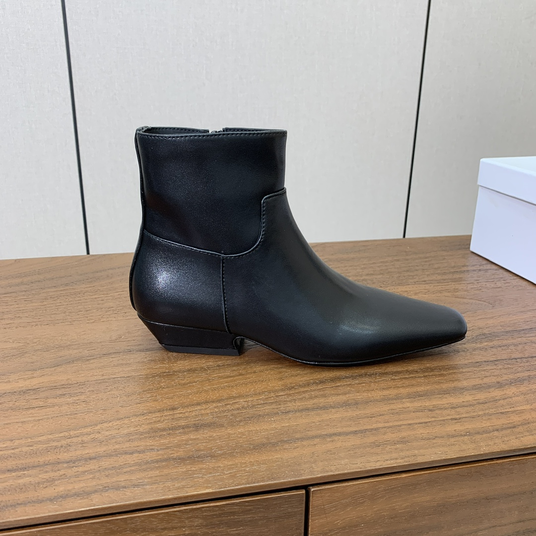 【KHAITE】短靴。优雅风格、创造不一样的感觉，简约气质款。鞋面牛京、牛皮。羊皮内里，真皮大底。跟高3