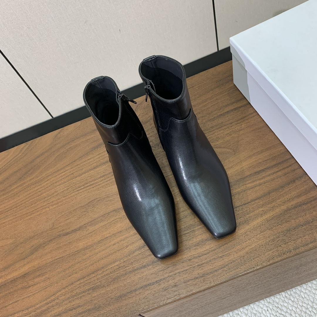 【KHAITE】短靴。优雅风格、创造不一样的感觉，简约气质款。鞋面牛京、牛皮。羊皮内里，真皮大底。跟高3