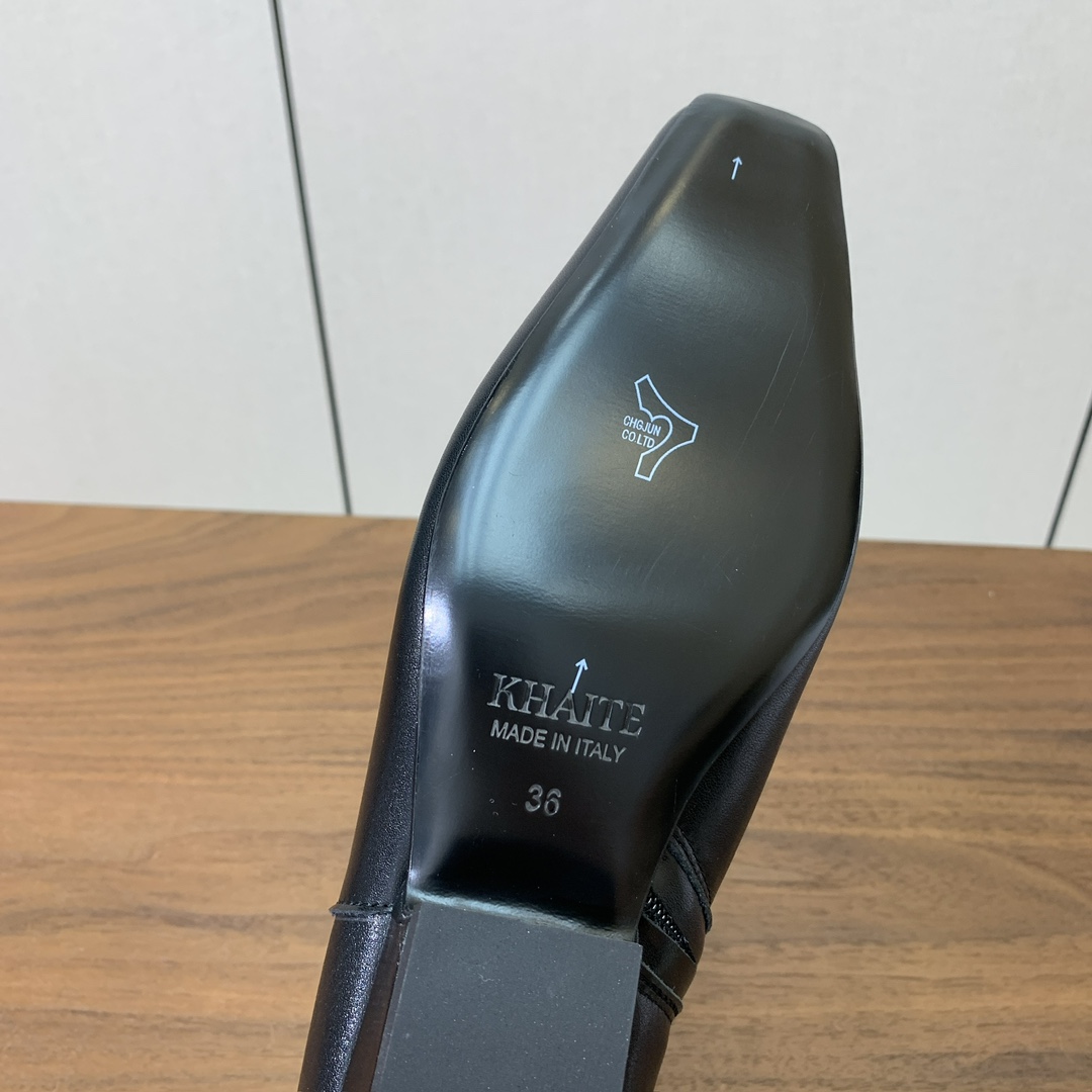 【KHAITE】短靴。优雅风格、创造不一样的感觉，简约气质款。鞋面牛京、牛皮。羊皮内里，真皮大底。跟高3