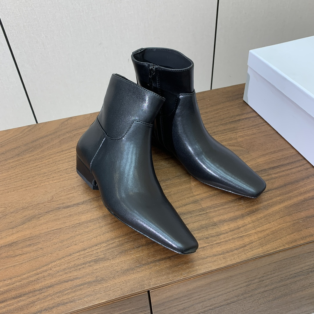 【KHAITE】短靴。优雅风格、创造不一样的感觉，简约气质款。鞋面牛京、牛皮。羊皮内里，真皮大底。跟高3