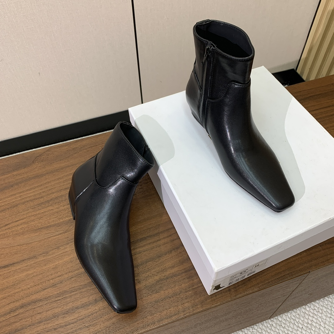 【KHAITE】短靴。优雅风格、创造不一样的感觉，简约气质款。鞋面牛京、牛皮。羊皮内里，真皮大底。跟高3