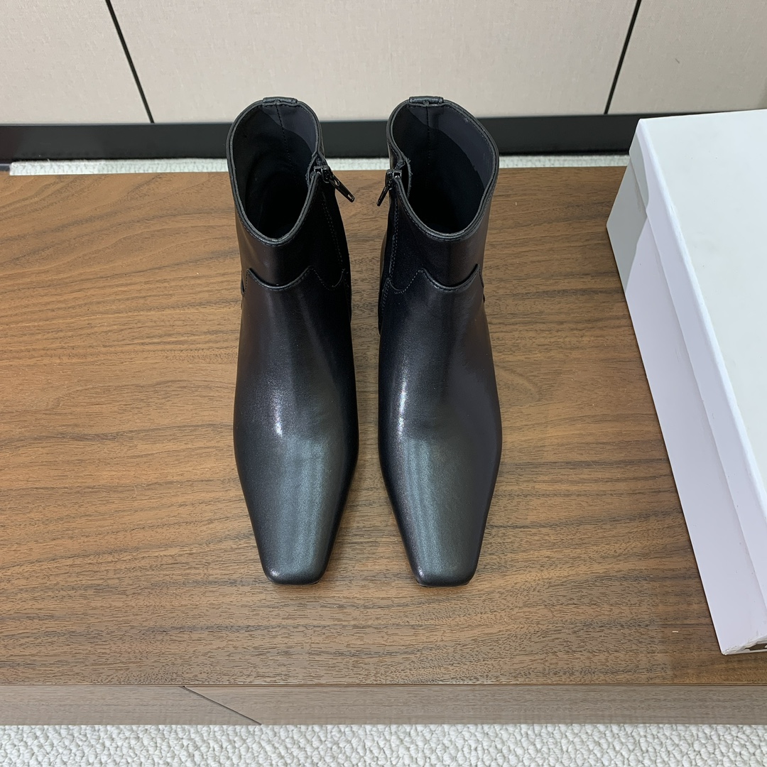 【KHAITE】短靴。优雅风格、创造不一样的感觉，简约气质款。鞋面牛京、牛皮。羊皮内里，真皮大底。跟高3