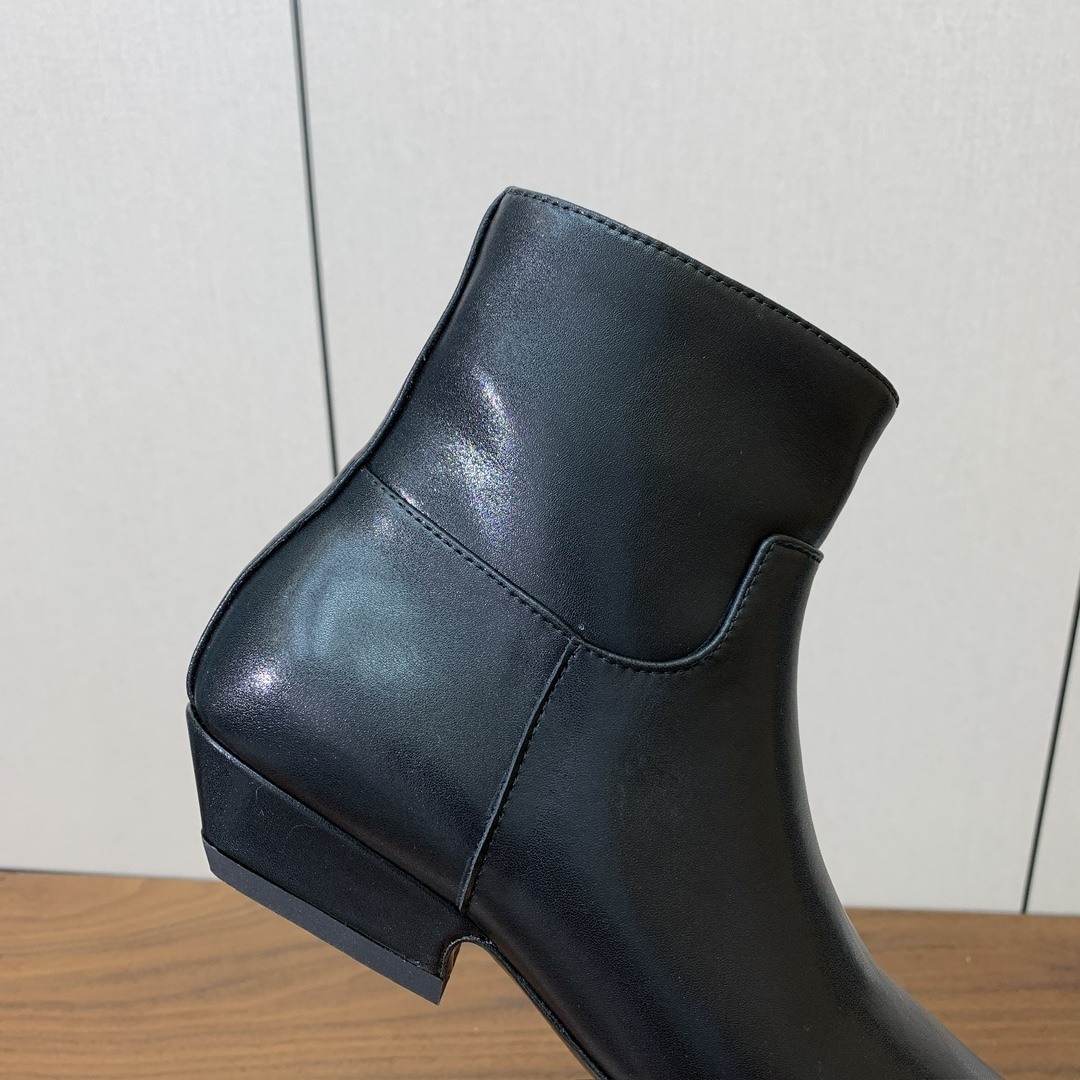 【KHAITE】短靴。优雅风格、创造不一样的感觉，简约气质款。鞋面牛京、牛皮。羊皮内里，真皮大底。跟高3