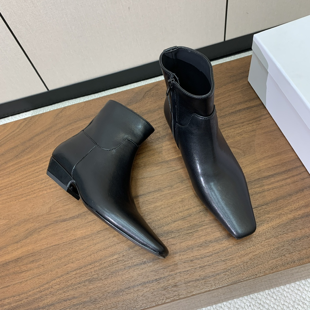 【KHAITE】短靴。优雅风格、创造不一样的感觉，简约气质款。鞋面牛京、牛皮。羊皮内里，真皮大底。跟高3