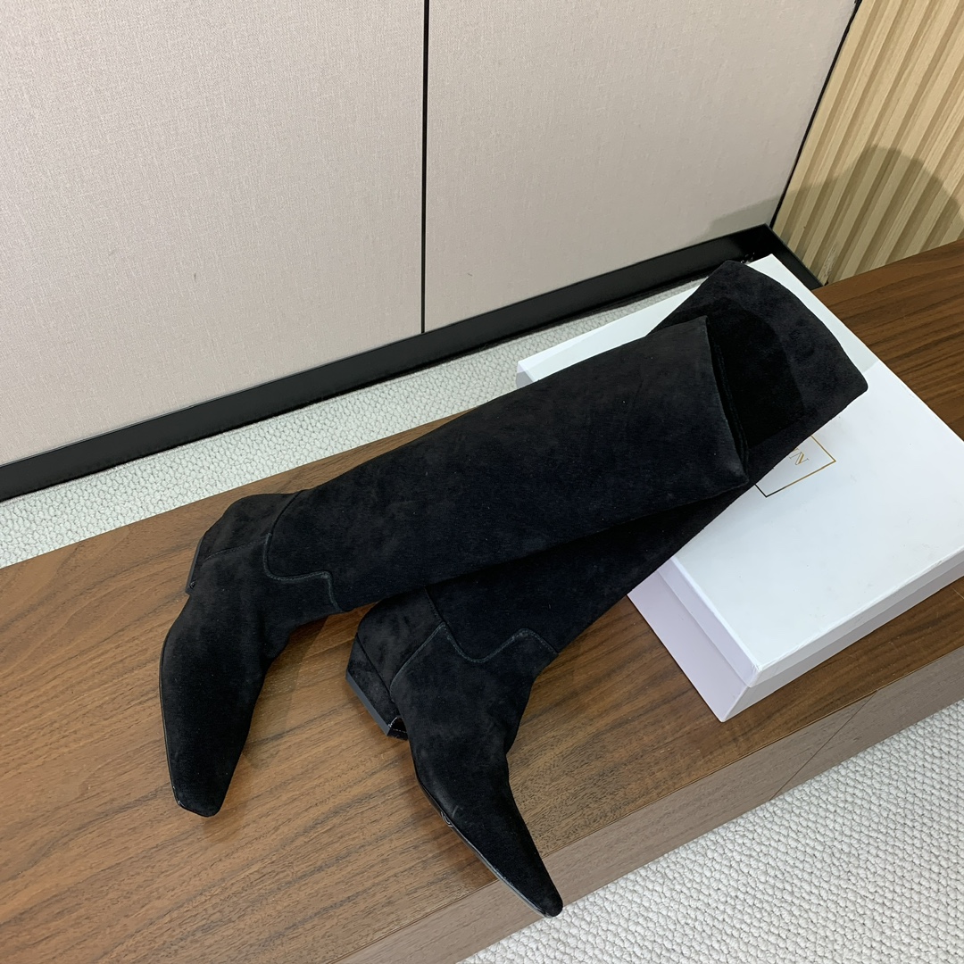 【KHAITE】长靴。优雅风格、创造不一样的感觉，简约气质款。鞋面牛京、牛皮。羊皮内里，真皮大底。跟高3