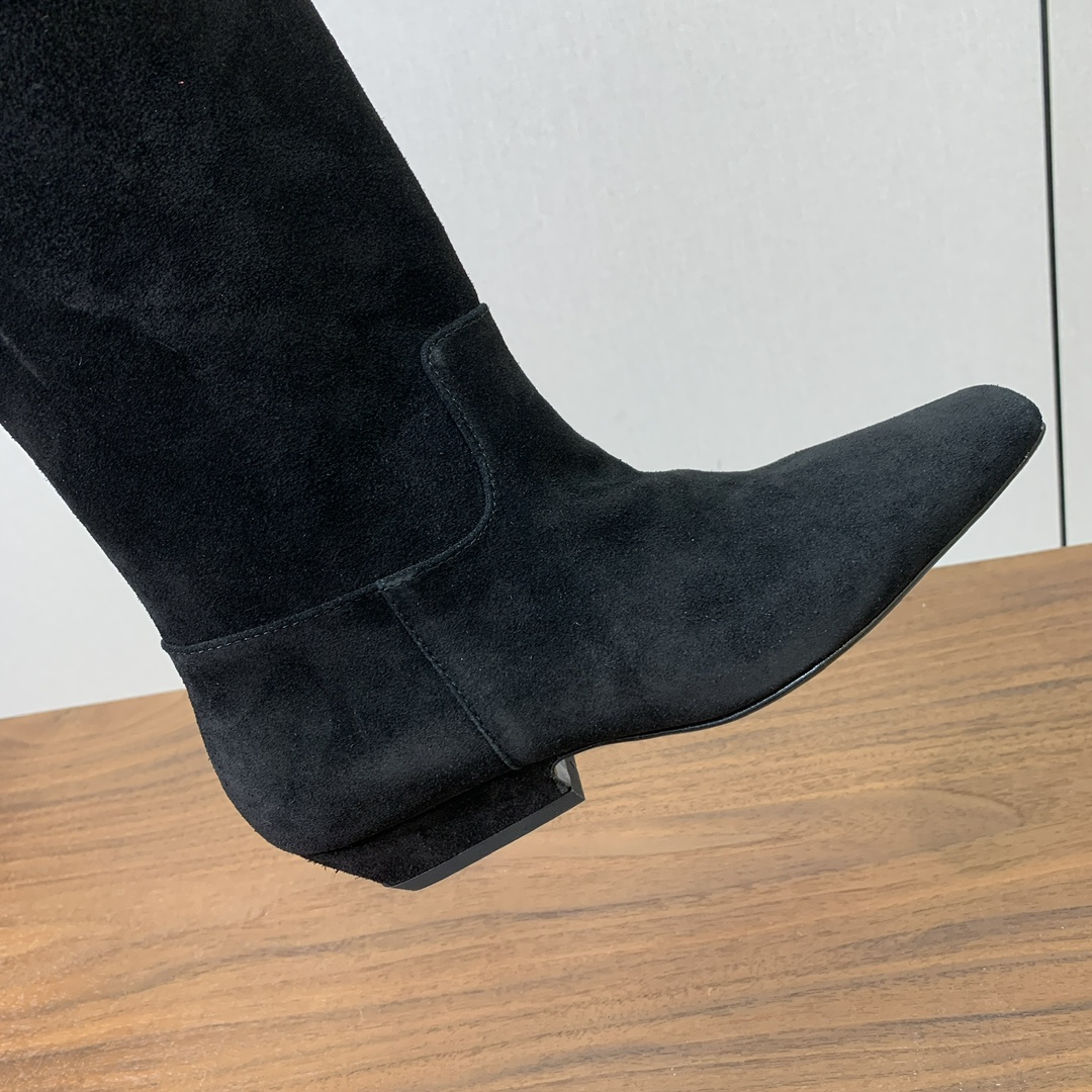 【KHAITE】长靴。优雅风格、创造不一样的感觉，简约气质款。鞋面牛京、牛皮。羊皮内里，真皮大底。跟高3