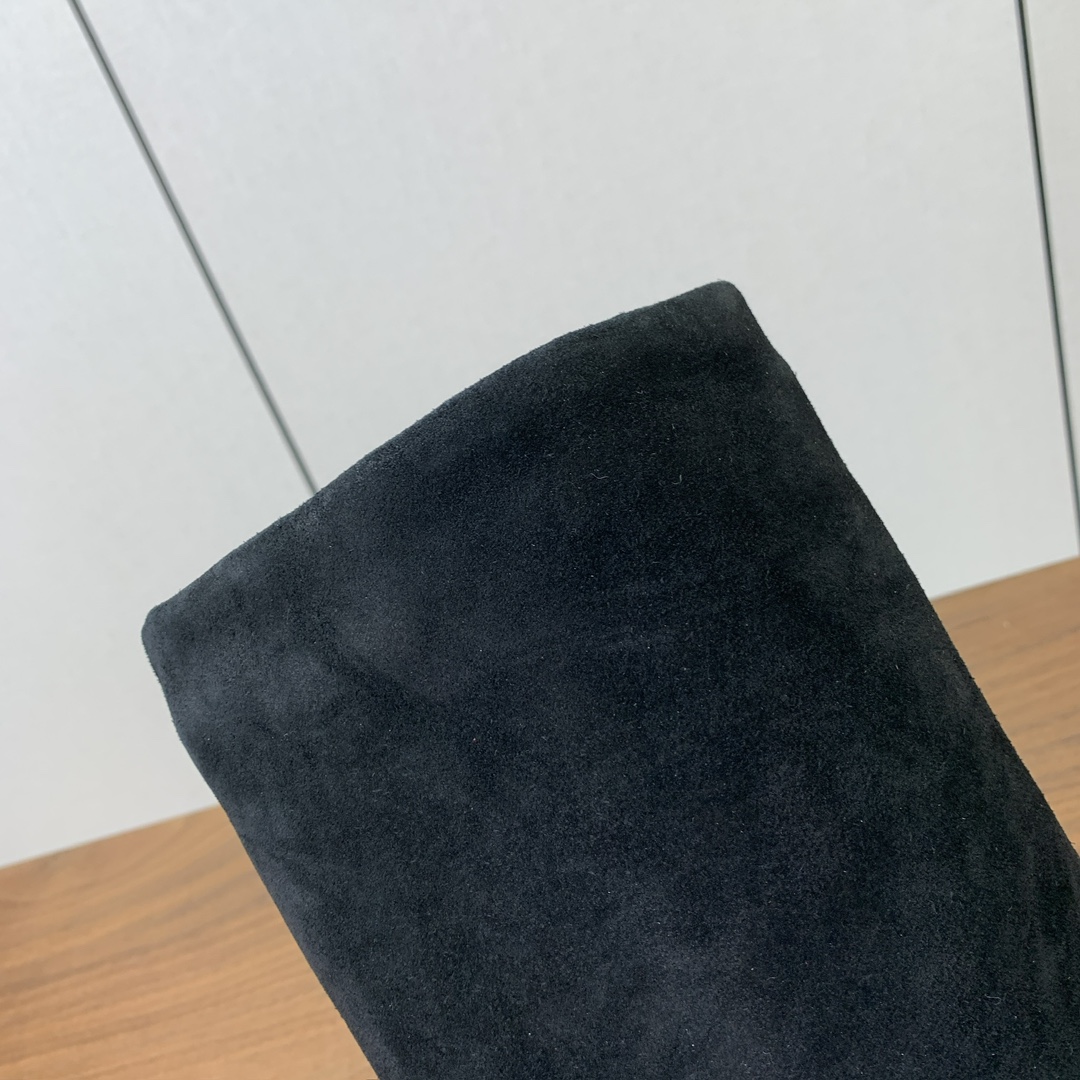 【KHAITE】长靴。优雅风格、创造不一样的感觉，简约气质款。鞋面牛京、牛皮。羊皮内里，真皮大底。跟高3