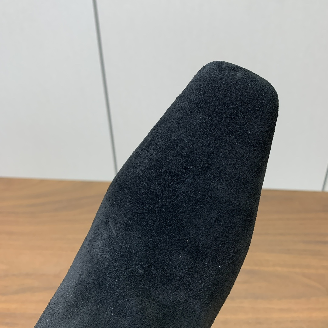 【KHAITE】长靴。优雅风格、创造不一样的感觉，简约气质款。鞋面牛京、牛皮。羊皮内里，真皮大底。跟高3