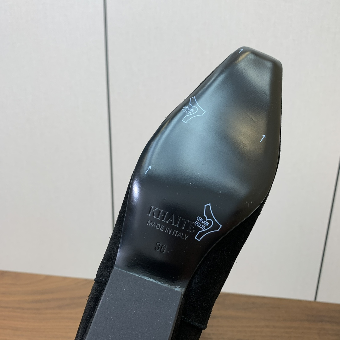 【KHAITE】长靴。优雅风格、创造不一样的感觉，简约气质款。鞋面牛京、牛皮。羊皮内里，真皮大底。跟高3