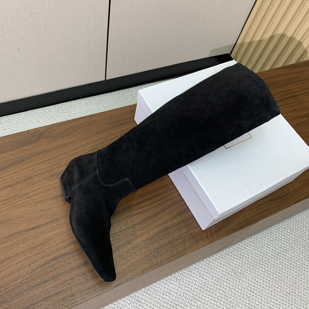 【KHAITE】长靴。优雅风格、创造不一样的感觉，简约气质款。鞋面牛京、牛皮。羊皮内里，真皮大底。跟高3