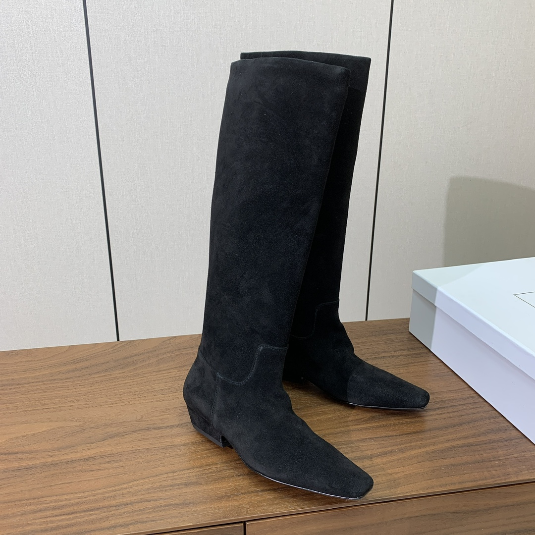 【KHAITE】长靴。优雅风格、创造不一样的感觉，简约气质款。鞋面牛京、牛皮。羊皮内里，真皮大底。跟高3